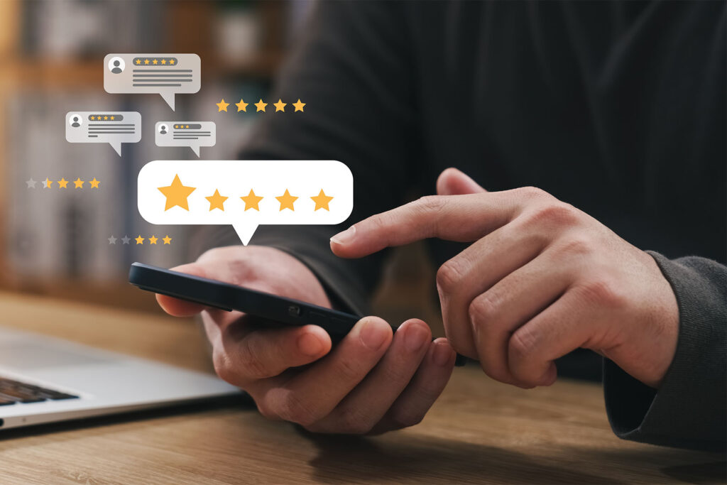 Ristoratore sereno che usa un sistema automatico per gestire recensioni negative sul suo tablet.