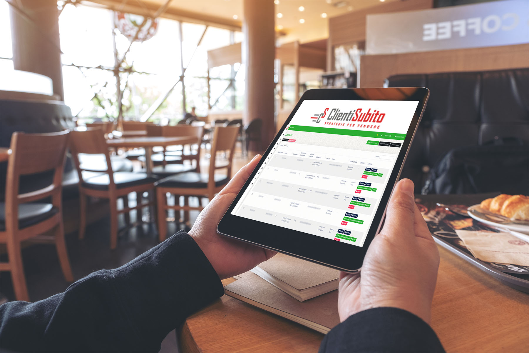 Ristoratore che sostituisce una vecchia tessera fedeltà ristorante di cartone con un sistema digitale, simbolo di controllo e modernità.